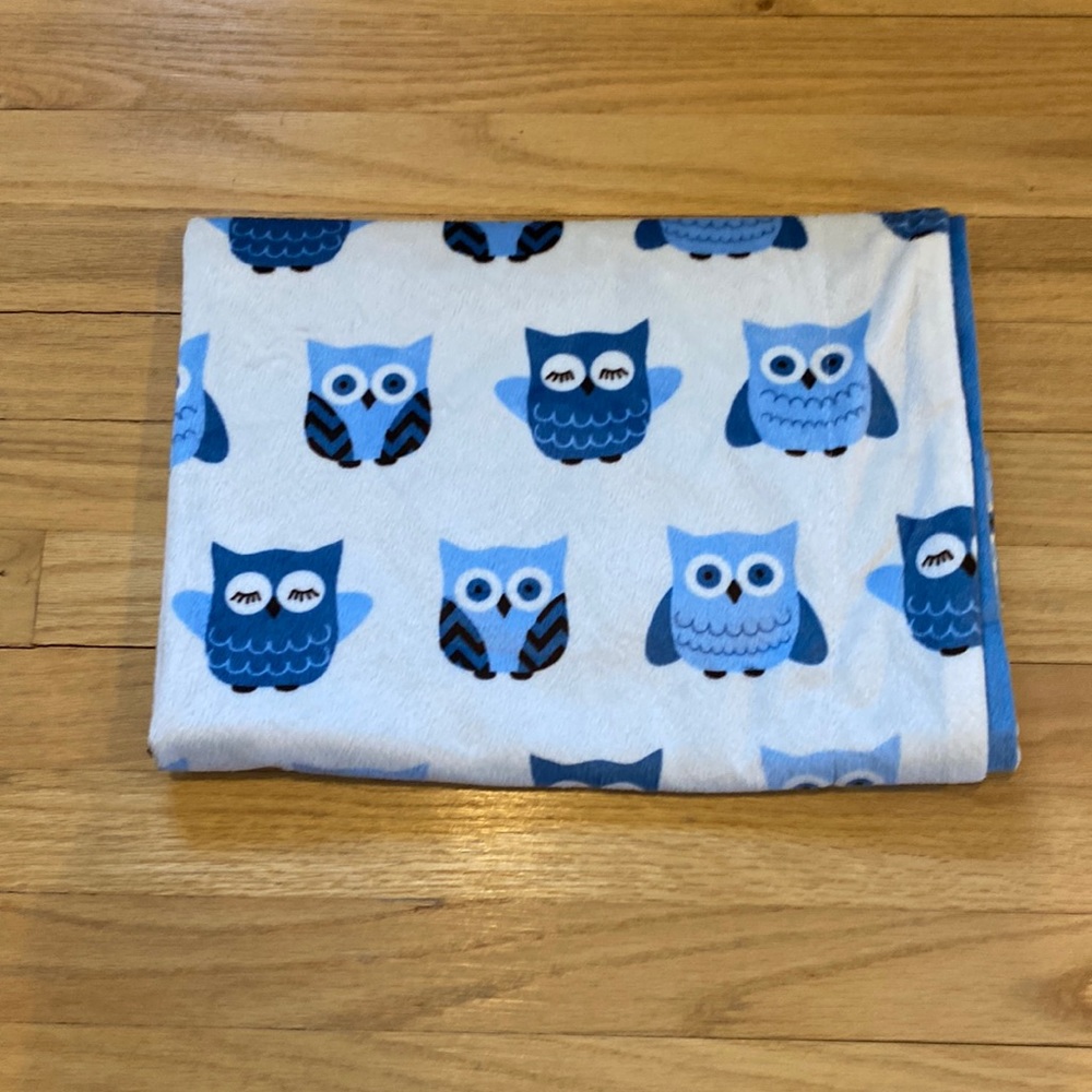 Thro plush owl blanket